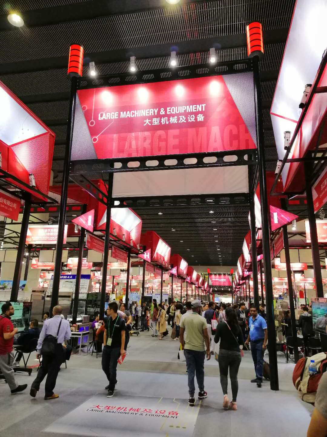 The deep carving CNC delegation went to participate in the Canton Fair, and our company specializes in developing large-scale precision carving machines