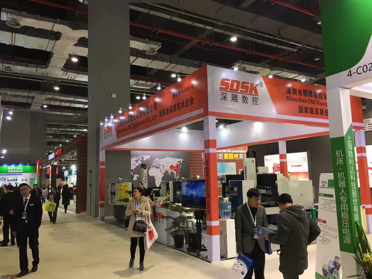 Shenzhen Jingdiao successfully participated in the Shanghai International Machine Tool Exhibition. At the exhibition, the company's main machines, glass carving machines, and large-scale carving machi